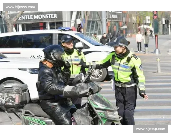 铁骑玫瑰护赛场：苏超女骑警的刚柔担当