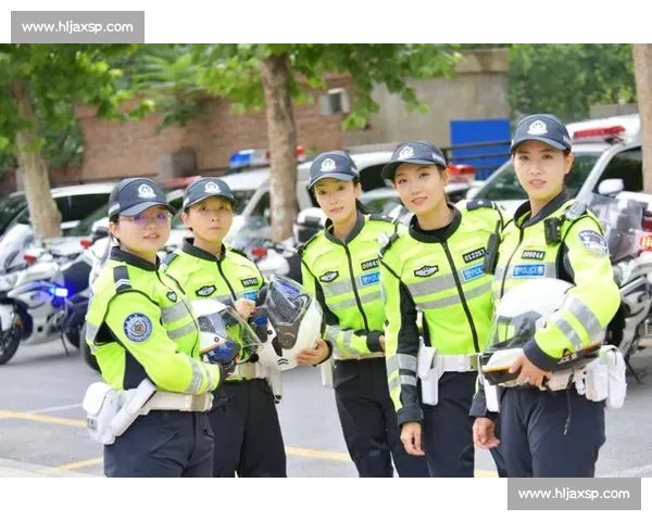 铁骑玫瑰护赛场：苏超女骑警的刚柔担当