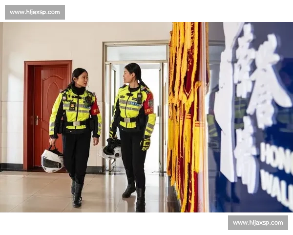 铁骑玫瑰护赛场：苏超女骑警的刚柔担当